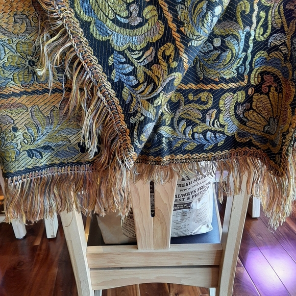 Beautiful paisley patterned wrap - Picture 2 of 4